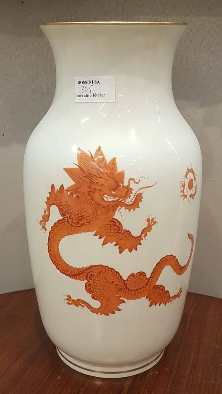 Null 
MEISSEN

Vase aus Porzellan mit einem orangefarbenen Drachen auf weißem Gr&hellip;