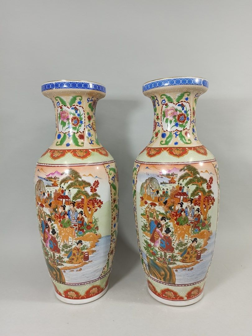 Null 中国 20世纪

一对装饰有花和叶子的瓷器花瓶。

高：60厘米