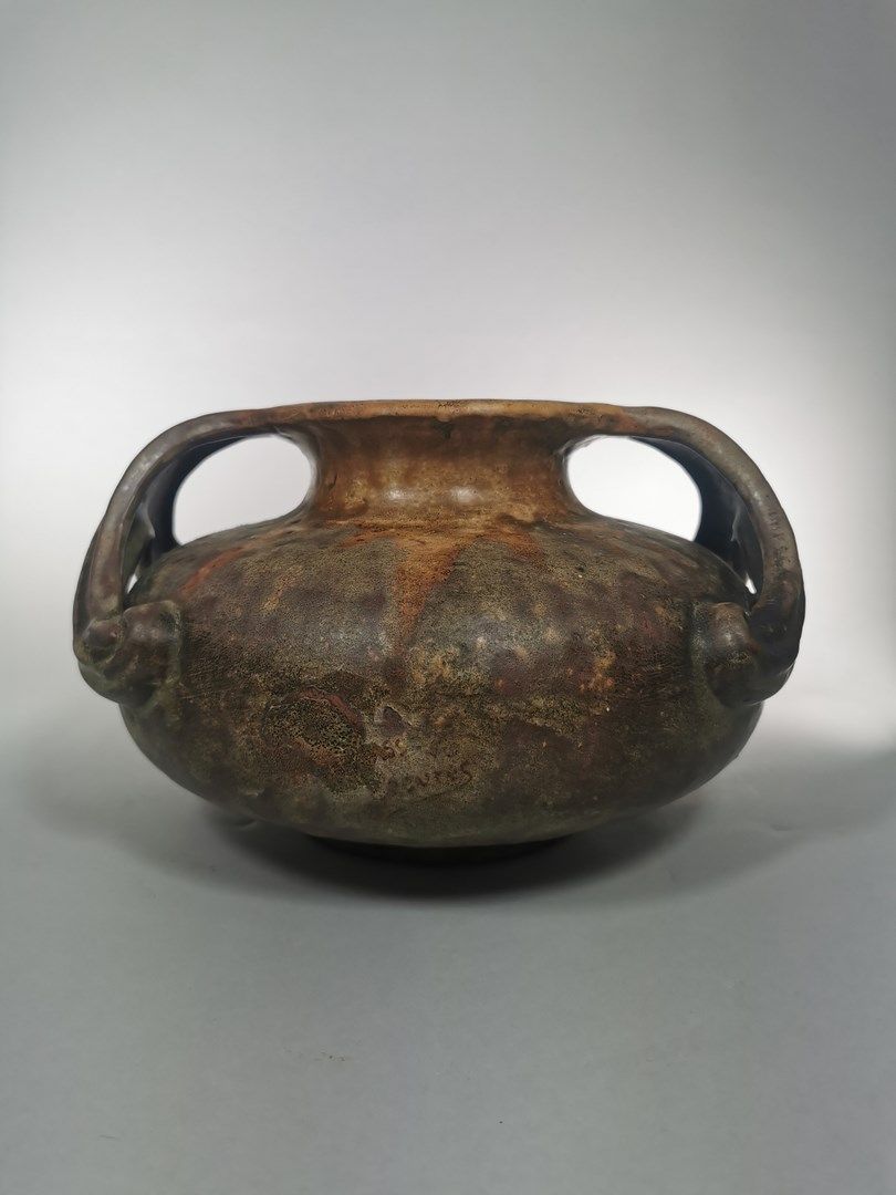 Null Kugelförmige Vase aus Steingut mit zwei Henkeln, mit einer Marke SEVRES an &hellip;