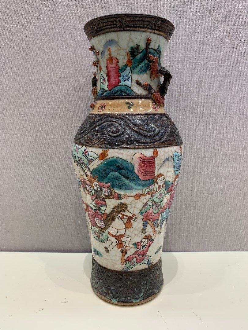 Null Cina, Canton XIX secolo, piccolo vaso in porcellana con decorazione di guer&hellip;