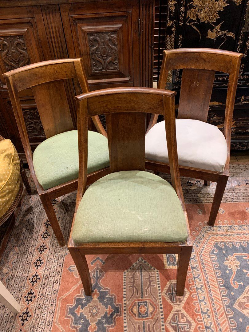 Null Suite de trois chaises gondoles en bois naturel, assise garnie de tissus ve&hellip;