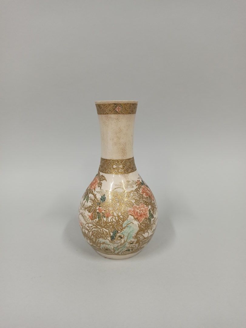 Null 日本，萨摩窑 - 明治时期 (1868 - 1912)

萨摩陶器瓶，多色和金色珐琅彩装饰的牡丹和岩石。(底部有射击缺陷)。

高度：15.5厘米