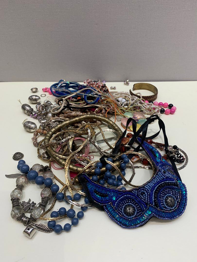 Null Lot de bijoux fantaisies comprenant colliers, bracelets, chaînes et divers.