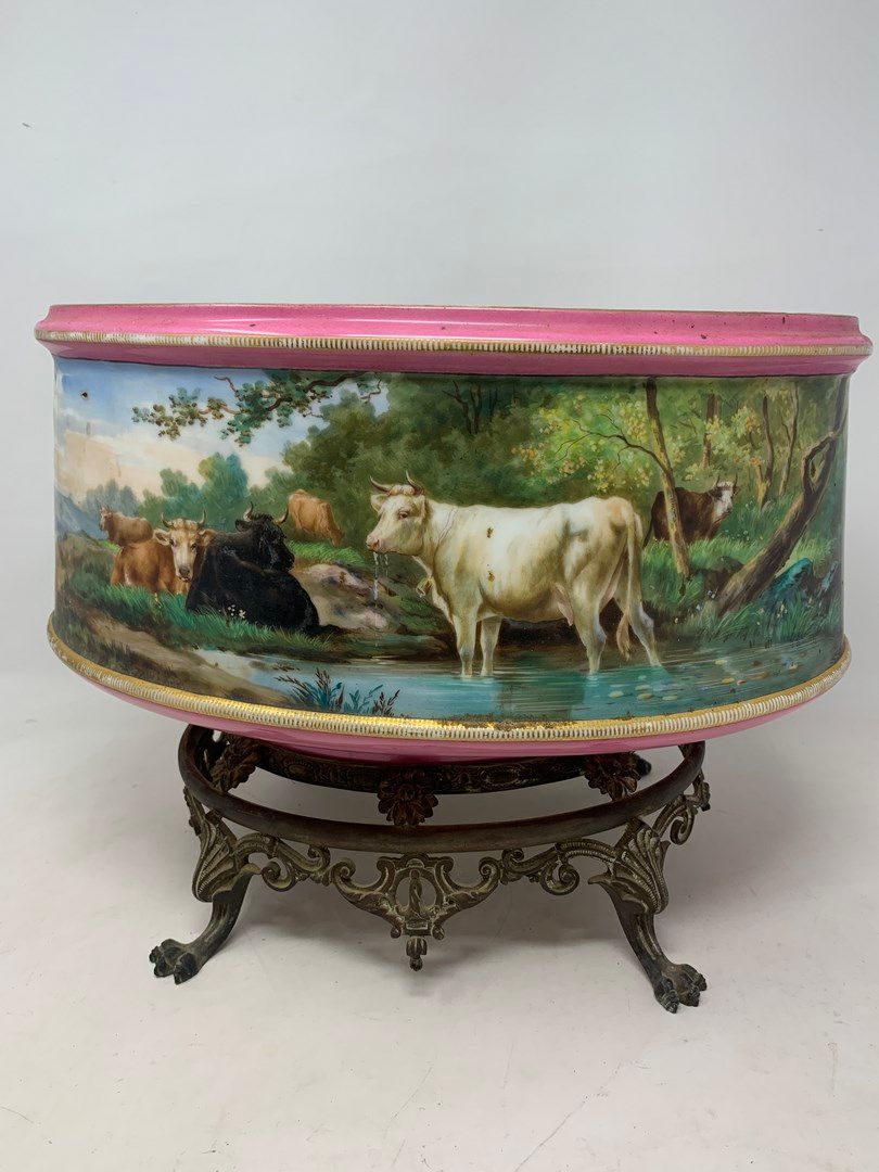 Null 四角形金属底座上的奶牛装饰大瓷盆

碗的尺寸：35.5 x 24 x 19厘米。



镀金的磨损、痕迹、使用状况