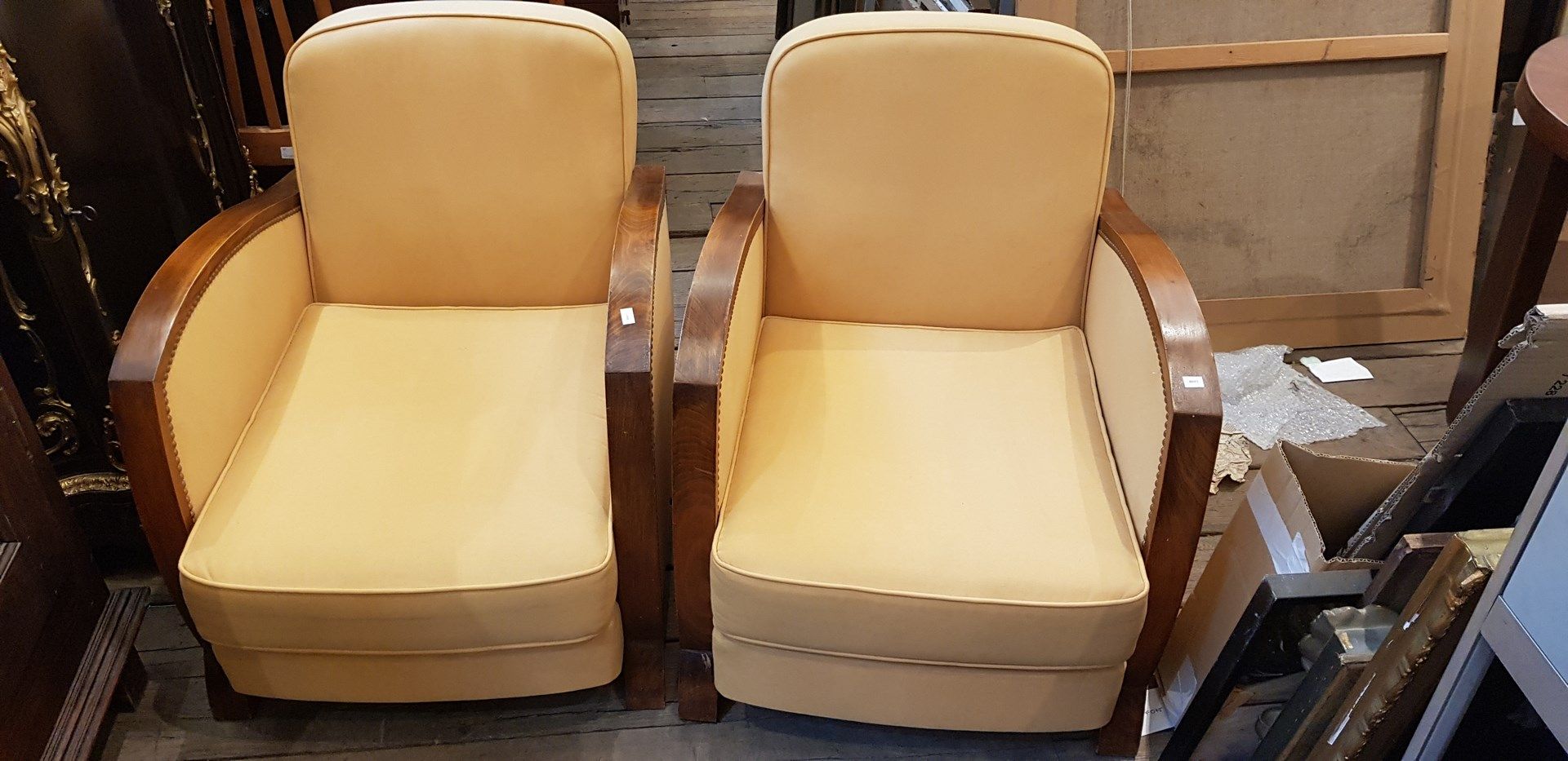 Null Paire de fauteuils clubs recouverts d'un tissu moutarde.



H. 74 cm - L. 6&hellip;