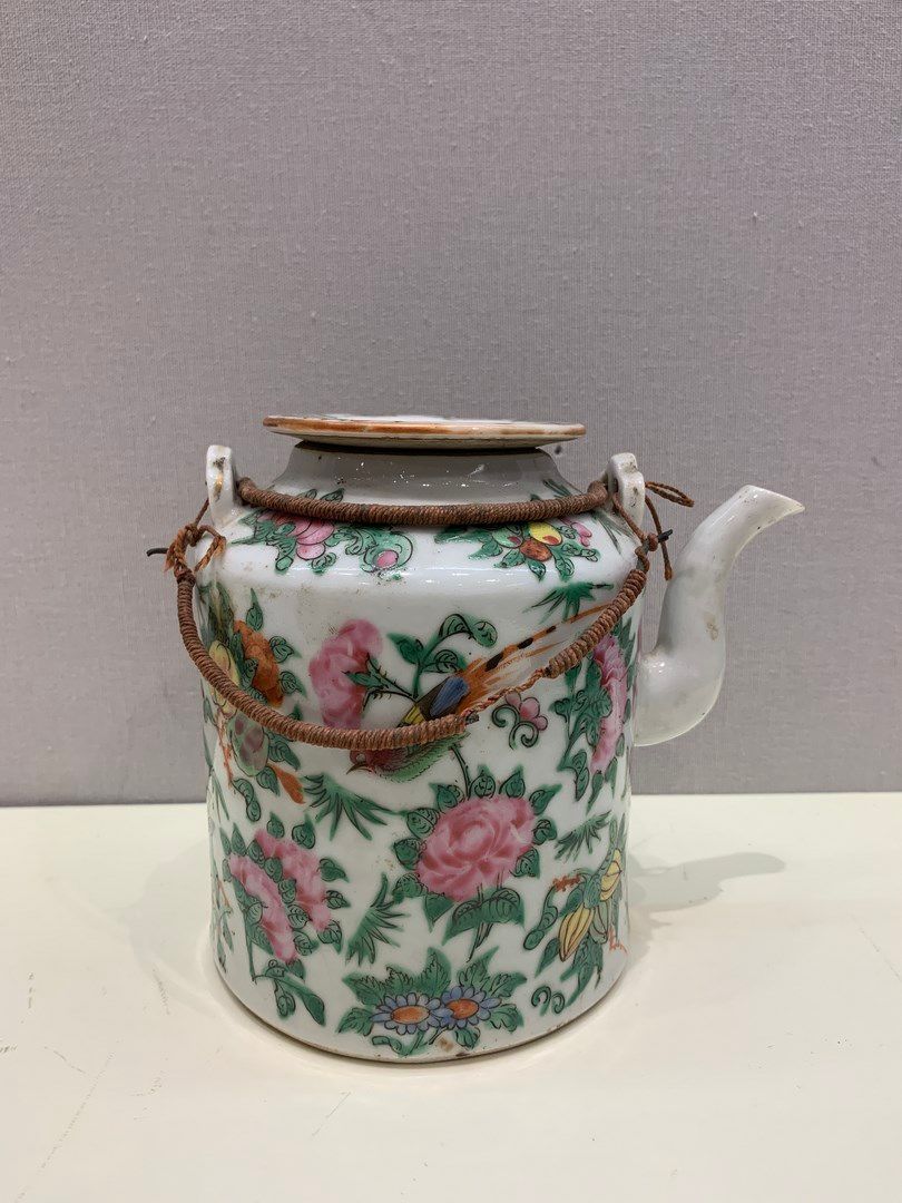 Null CANTÓN

Tetera de porcelana con decoración floral policromada

H. 14 cm 

A&hellip;