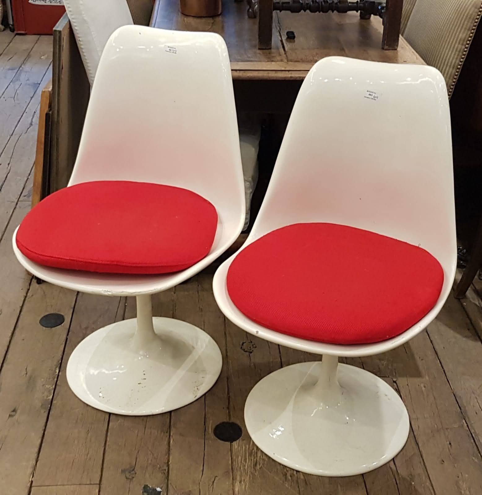 Null 
克诺尔国际（归属）公司

一对郁金香椅子，白色铸铁腿和可拆卸的红色坐垫。

高86厘米 - 长50厘米 - 深37厘米