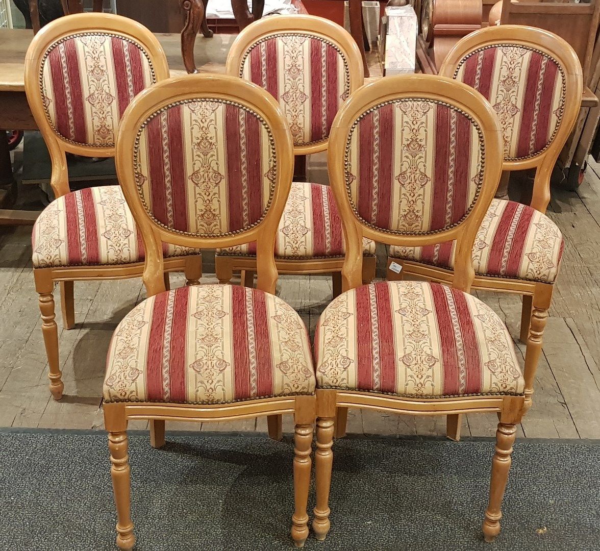Null 一套五把天然木制椅子，椅背和椅座上装饰有卷轴和交错的织物。

搁置在四个转动的木腿上。

H.100 cm - W. 45 cm - D. 47 cm