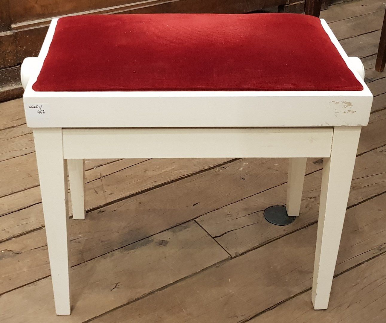 Null 现代钢琴凳，带有可调节的红色天鹅绒座椅。

H.46 cm - W. 53 cm - D. 33 cm