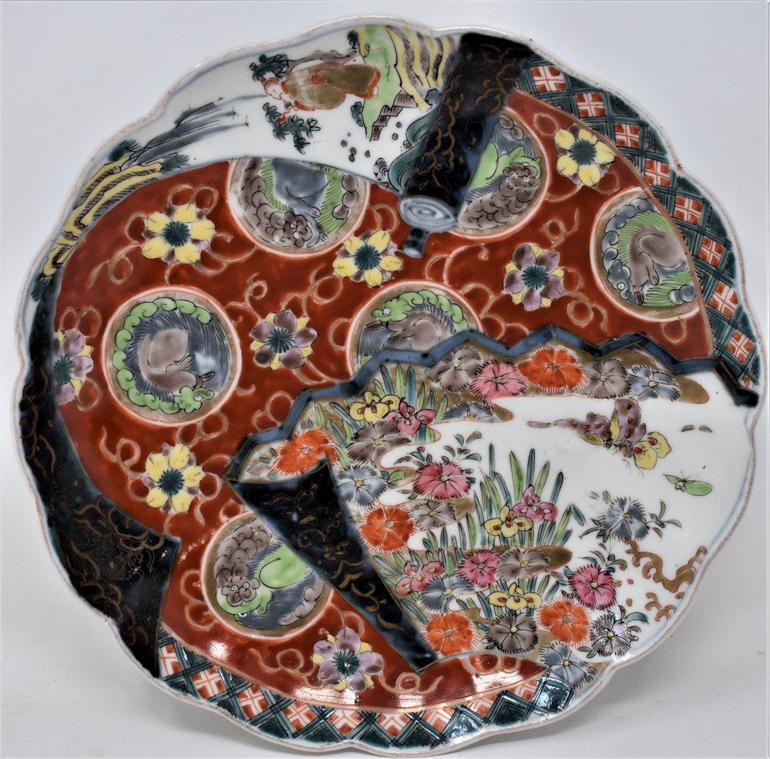Null 会合了一个带储备装饰的圆形多裂纹瓷盘和一个伊万里风格的沙拉碗。

盘子的直径：21.50厘米 - 碟子的直径：25厘米（有些碎片）。
