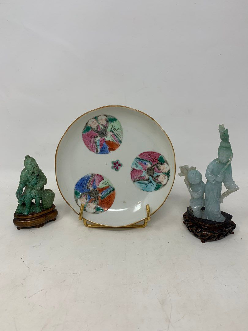 Null 两个中国主题，一个是翡翠（女人和孩子），另一个是绿松石（意外）和一个小瓷盘