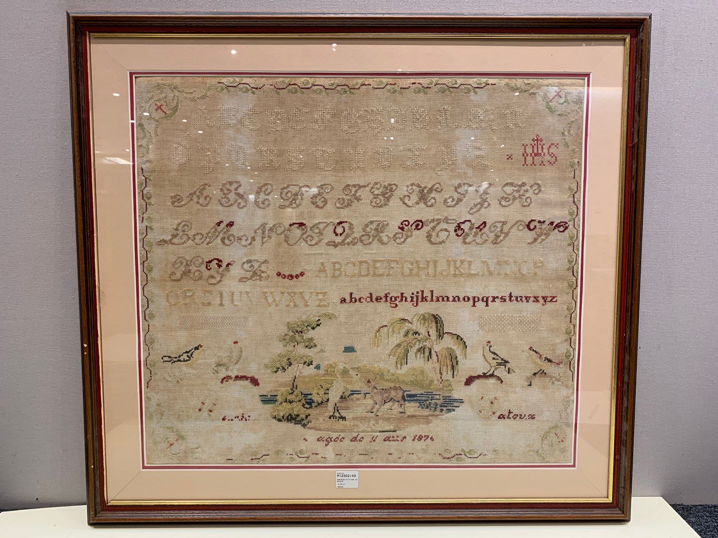 Null Marie Gatoux在1876年11岁时绣的字母表。

53x60厘米 - 穿着。装裱：71x78厘米。