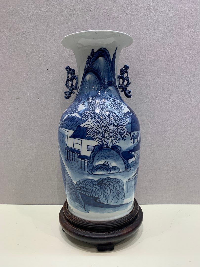 Null 一个模仿中国瓷器的陶器花瓶，部分装饰有青花海景和高跷上的房屋，两个镂空的把手有植物和花卉的图案。在一个清漆的木质底座上。

颈部有修复，釉面有一些缺口&hellip;