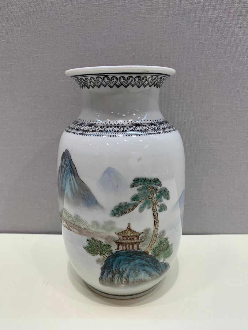 Null 中国 - 现代

多色印花珐琅彩瓷喇叭口花瓶，装饰有湖光山色和一首诗。伪造的乾隆标记。

H.18厘米。