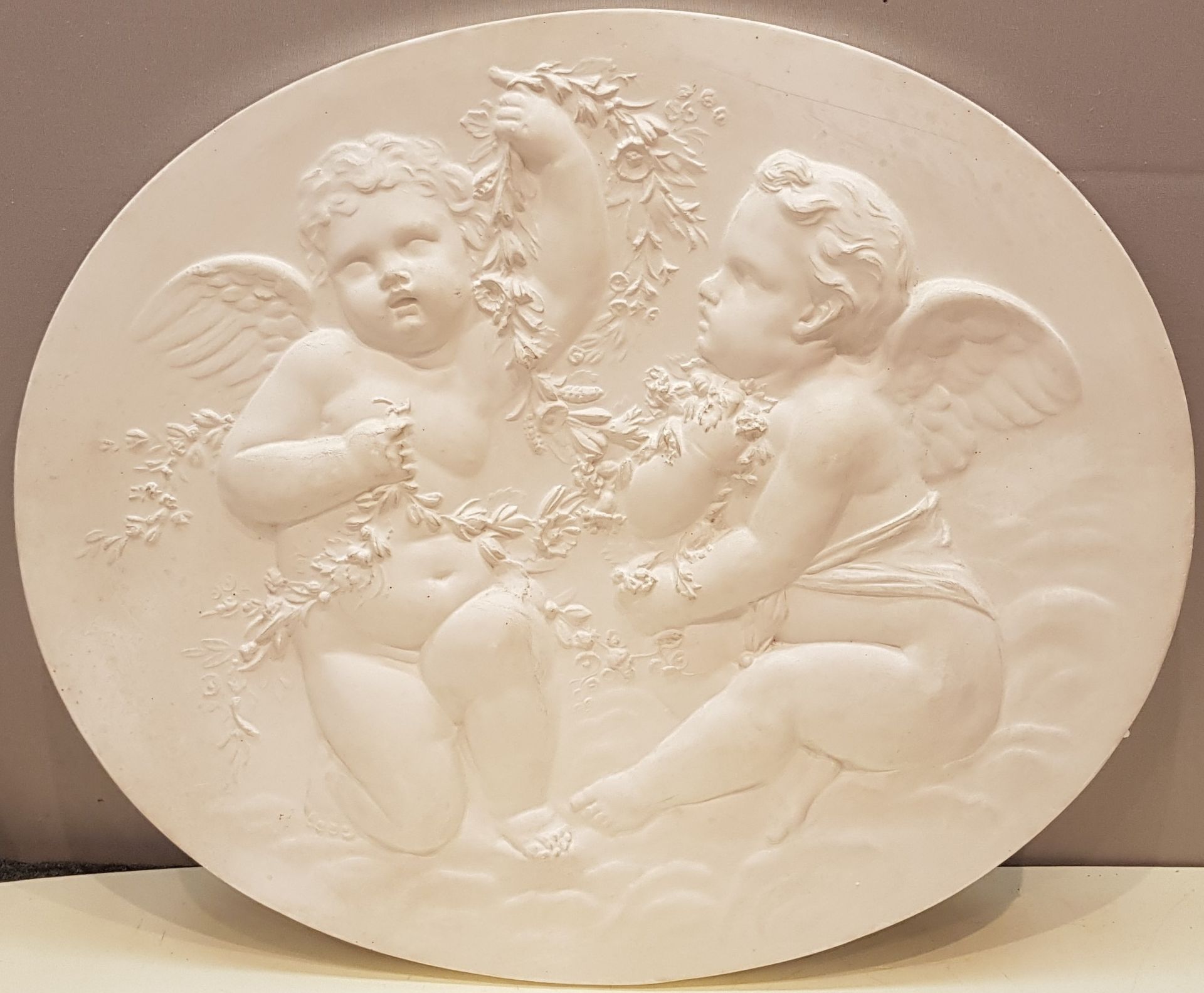 Null Bajorrelieve decorativo en yeso que representa a dos putti sosteniendo guir&hellip;