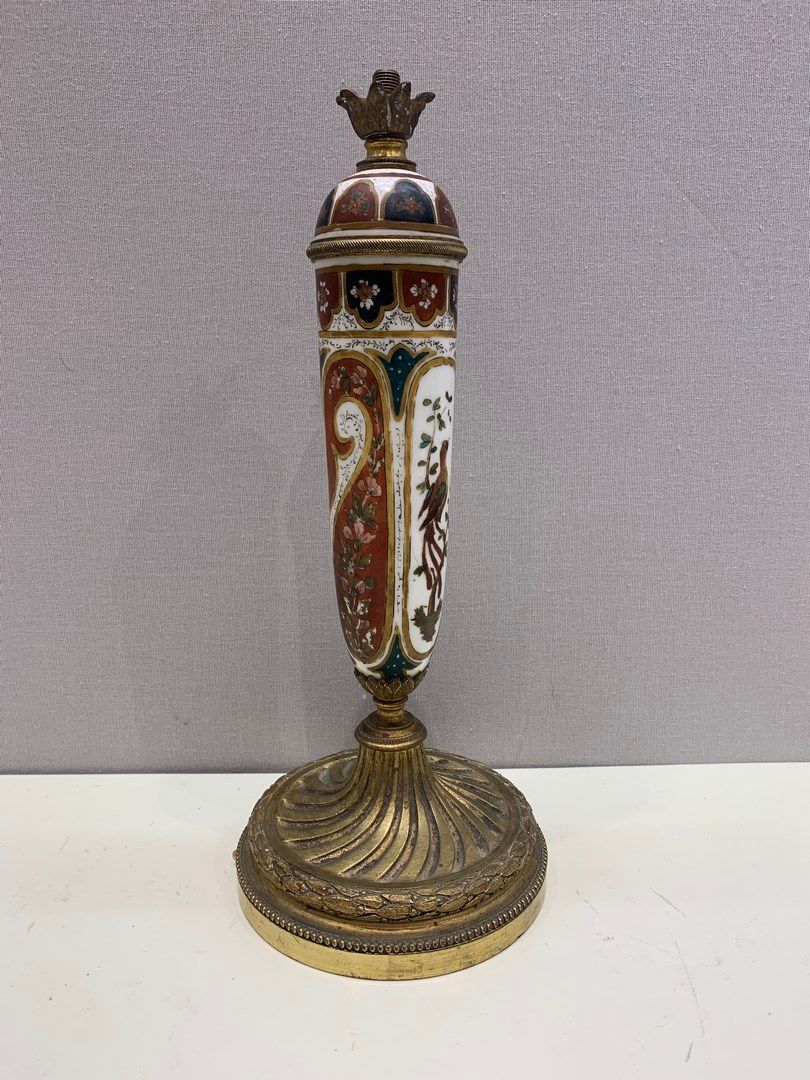 Null Pied de lampe dans le goût Qadjar en porcelaine polychrome, monture en bron&hellip;