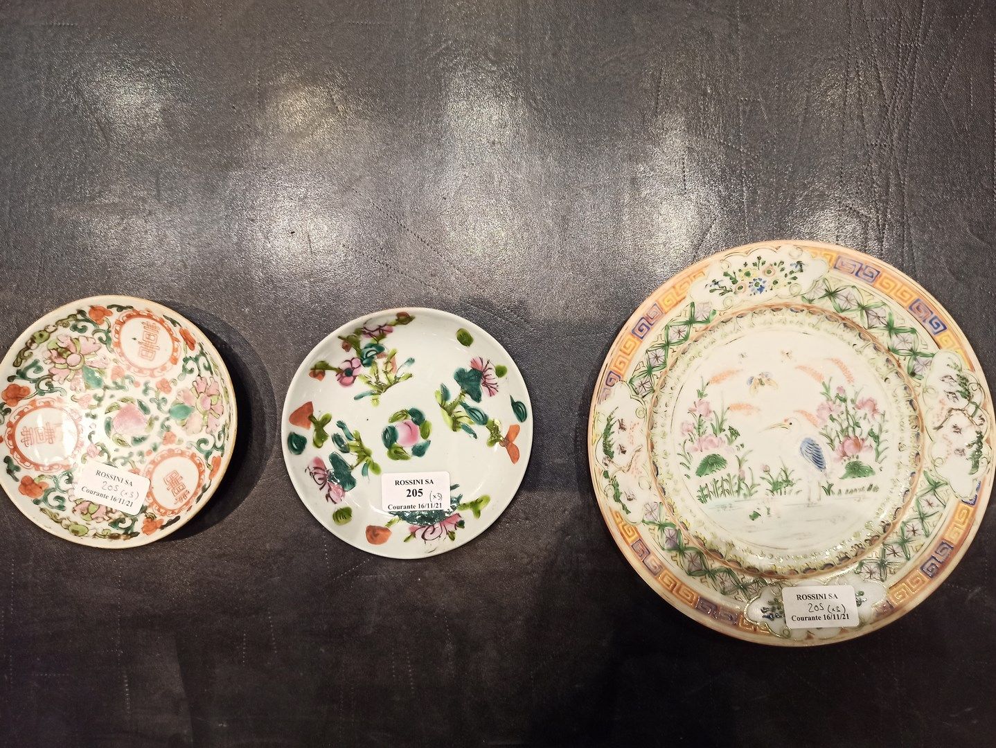 Null 中国

一套三个瓷盘，其中一个饰有苍鹭和蝴蝶。

D. 21,5 cm - D.13,2 cm - D. 13,4 cm

一个非常破旧的