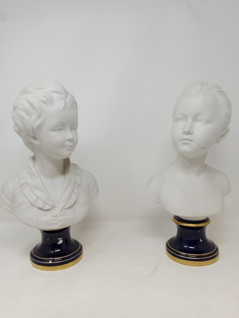 Null HOUDON After

Pair of busts of children in cookie.

Base in blue and gold p&hellip;