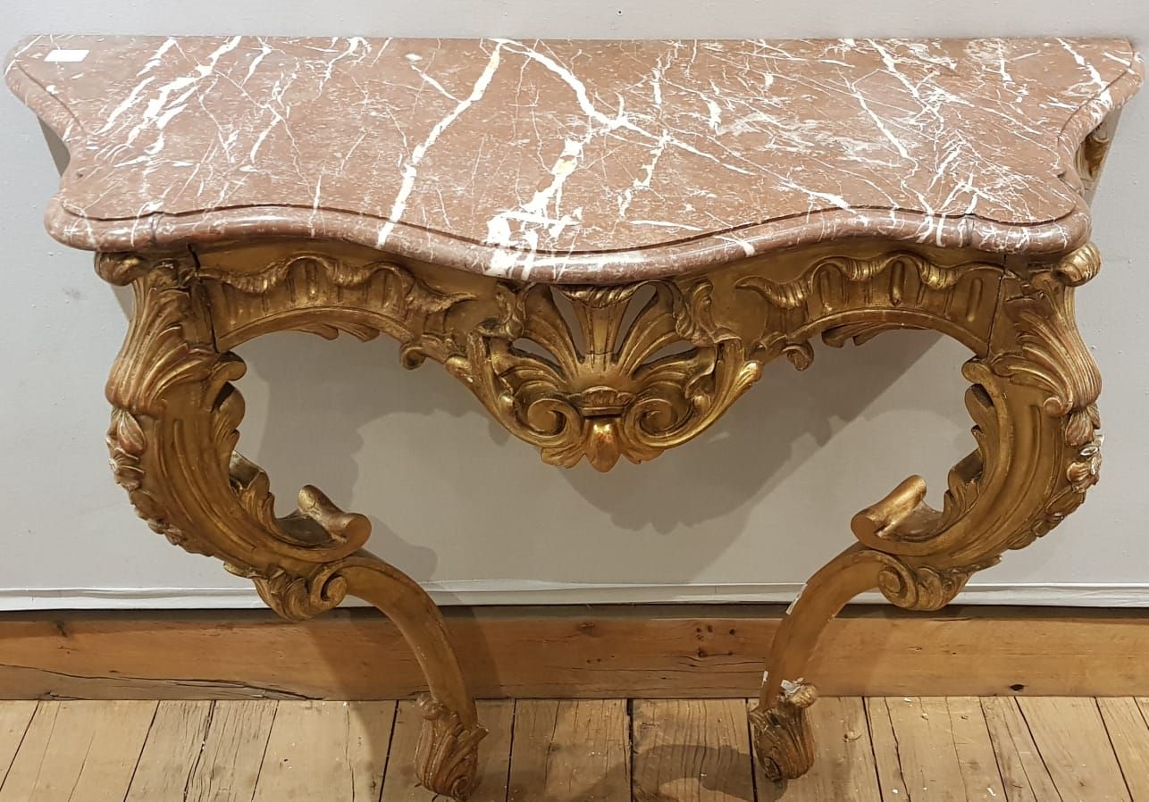 Null Piccola console in legno dorato con fiori

Piano in marmo rosso

Stile Luig&hellip;