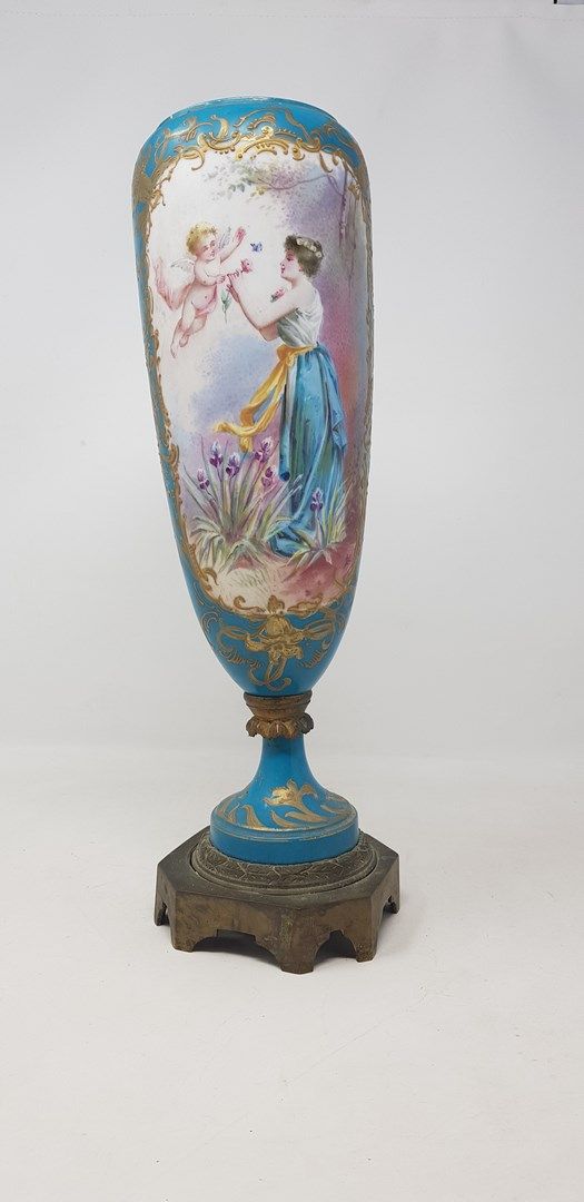 Null SEVRES, dans le gout de

vase ovoide en porcelaine polychrome à décor en ré&hellip;