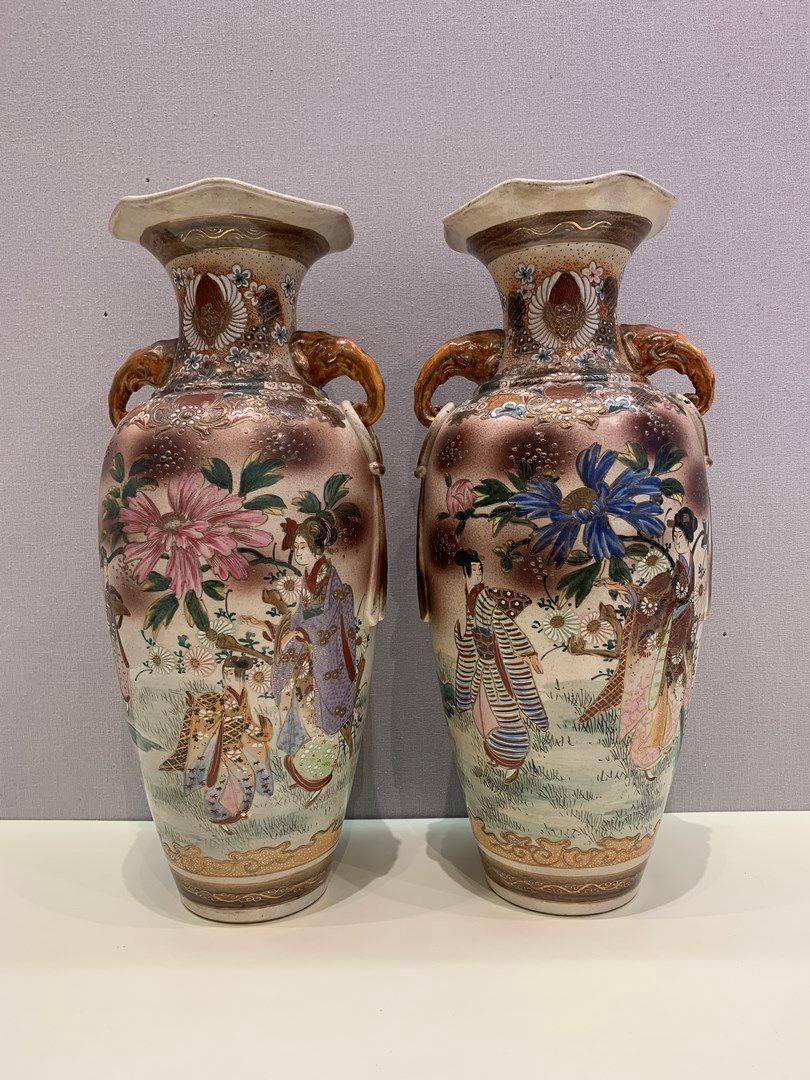 Null 一对Satzuma陶器柱形花瓶，扇形的颈部装饰着穿着日本传统服饰的妇女，两个造型的象头把手。

20世纪。

高度：38厘米。