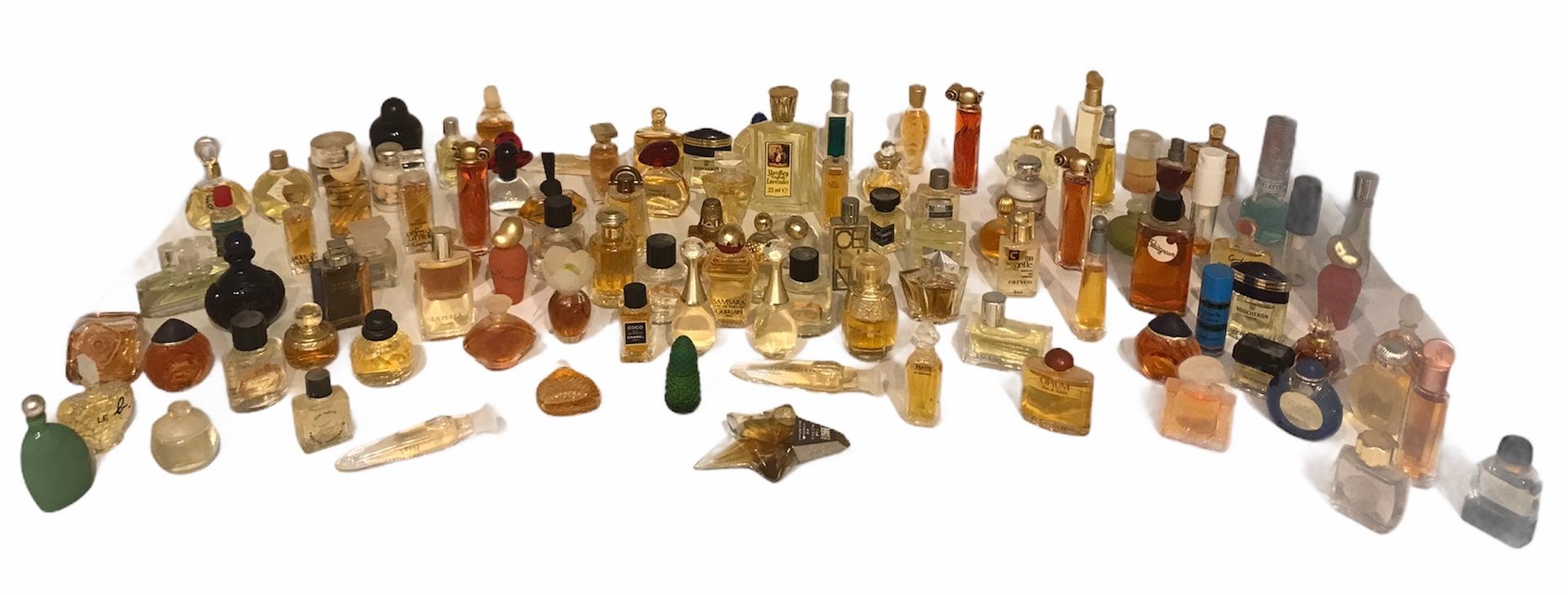 Null Lot de miniatures (102) de différentes marques de parfum

On y joint un ens&hellip;