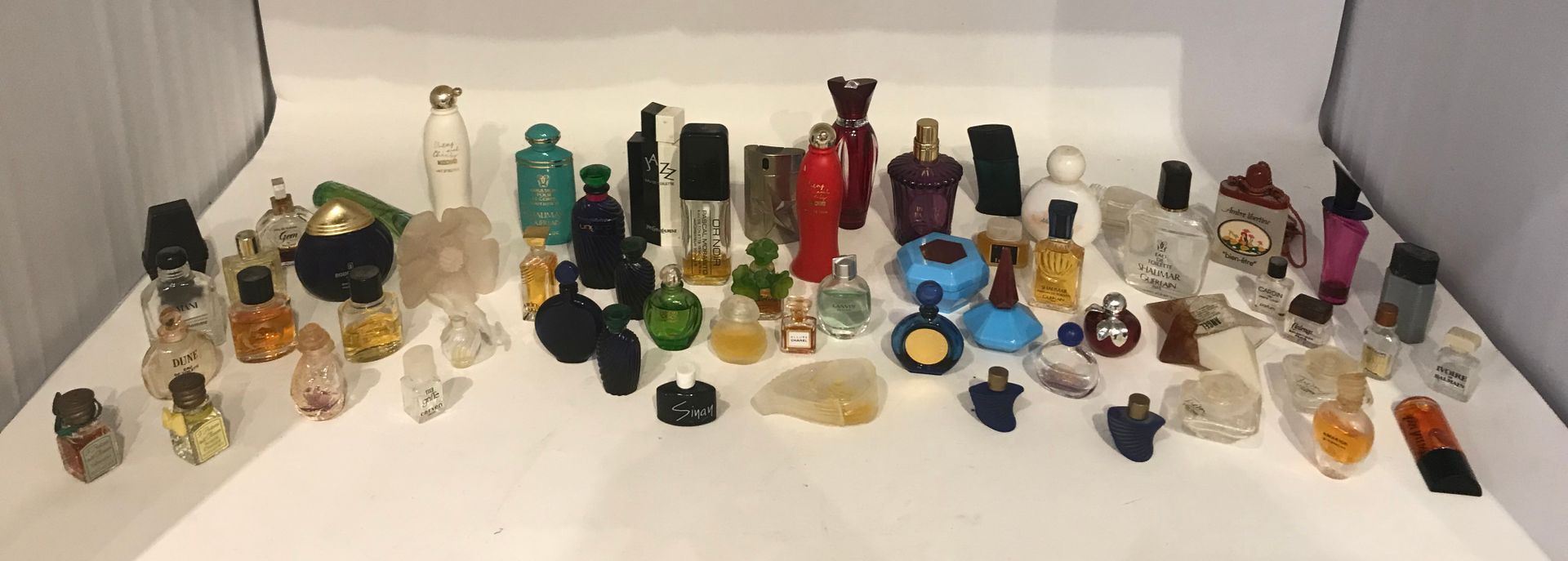 Null 一批不同品牌的微型香水（59个）。

附上一套空的微型盒子。