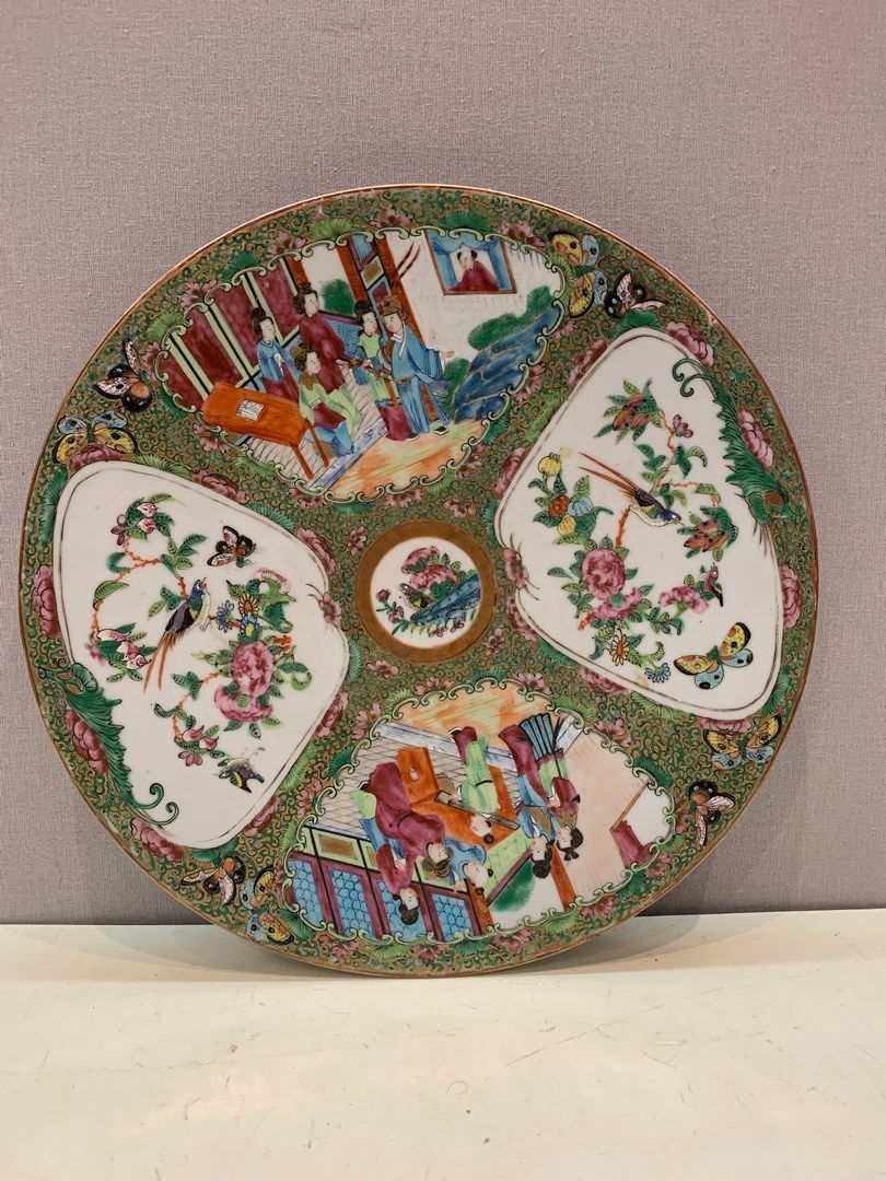 Null 中国，广州 19世纪，瓷盘，有花和动画场景的徽章装饰。