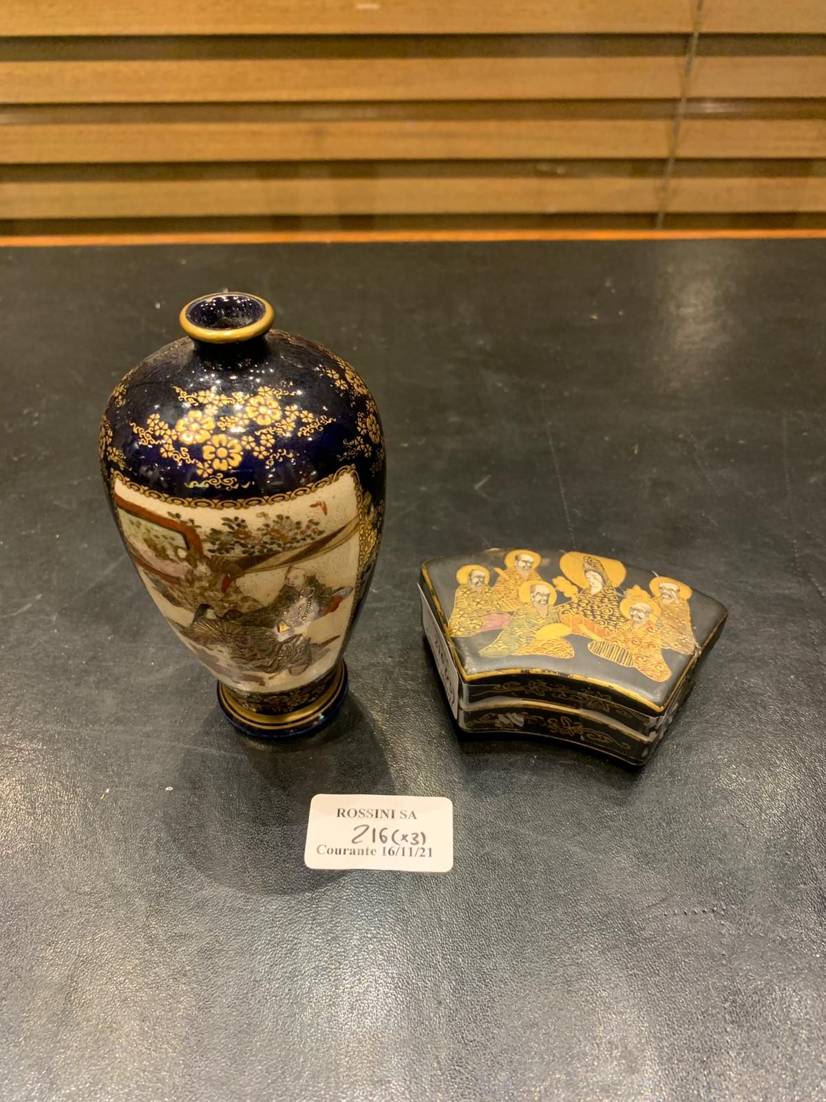Null 两件萨摩瓷器拍品，包括：:

- 一个带有字符的有盖盒子

- 饰有字符的花瓶

对人物和颈部的意外事故。

日本，20世纪