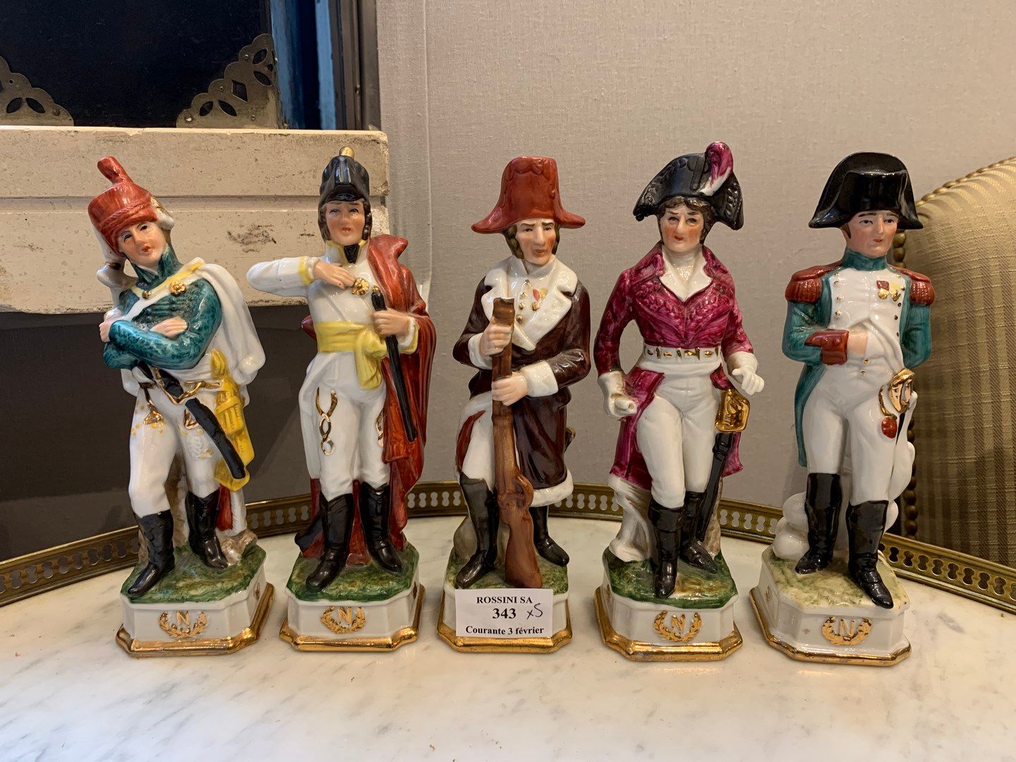 Null Fünf Porzellanstatuetten, die Napoleon und seine Generäle darstellen. 

Ein&hellip;
