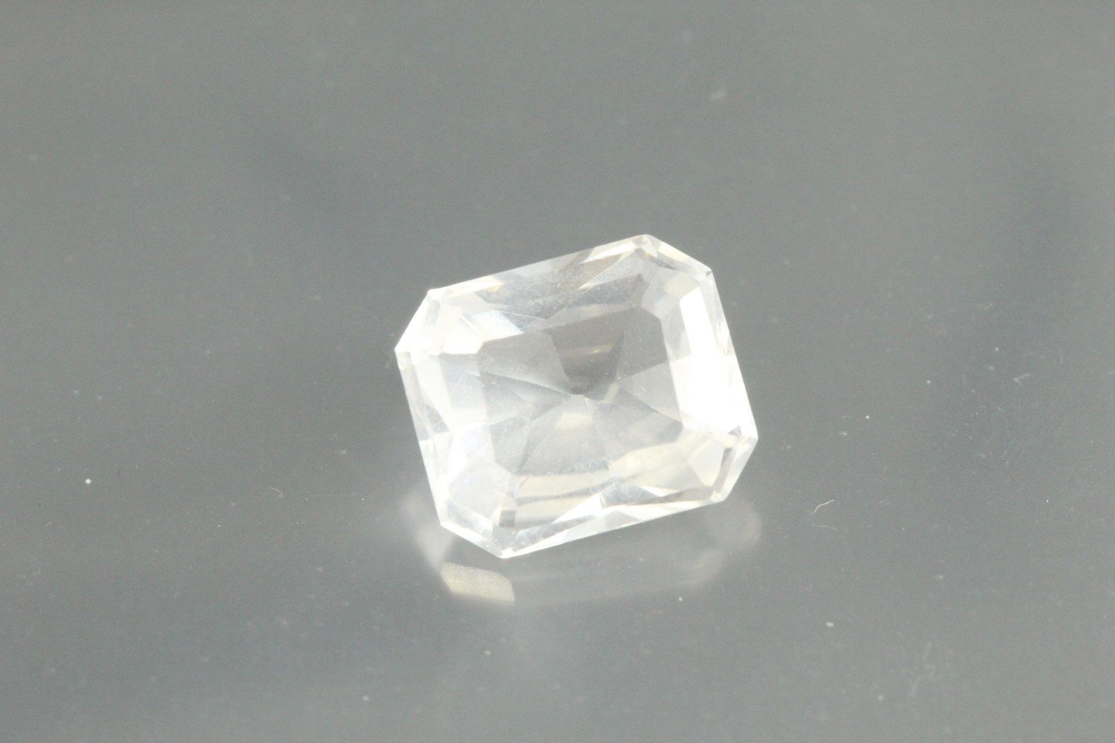 Null Cristal de roca radiante sobre papel.

Brasil.

Peso: 4,68 cts.