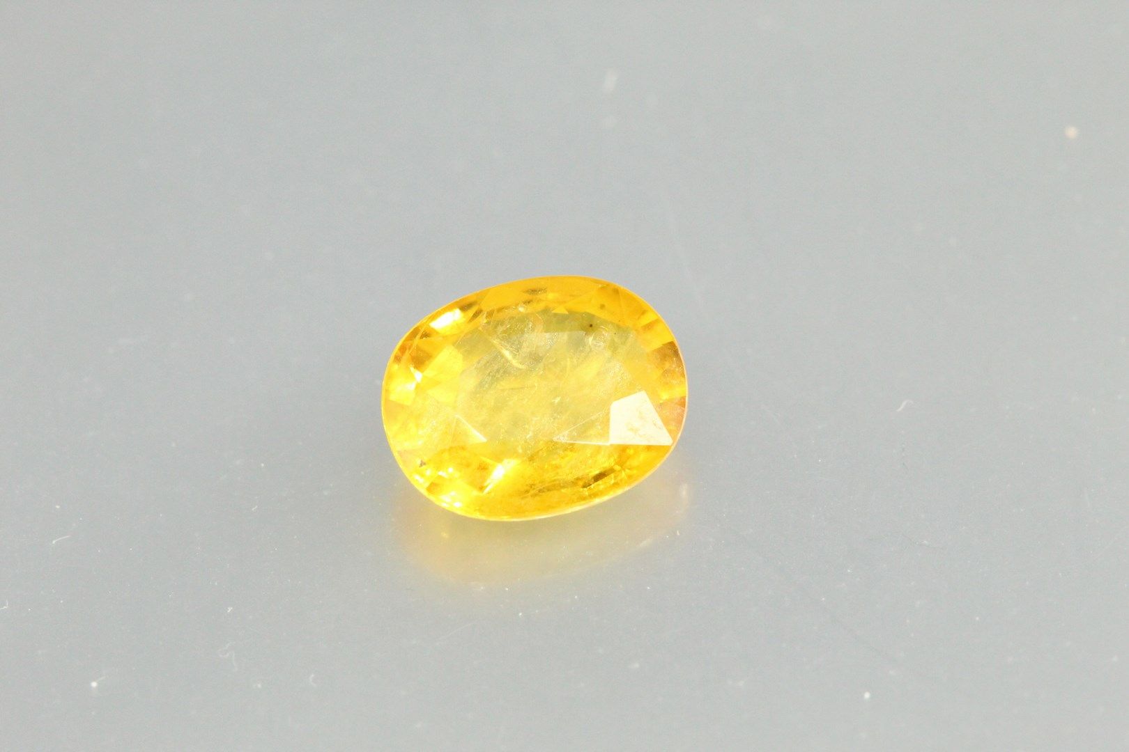 Null Oval yellow sapphire on paper.

Weight : 2, 20 cts. 

Plan of detachment.