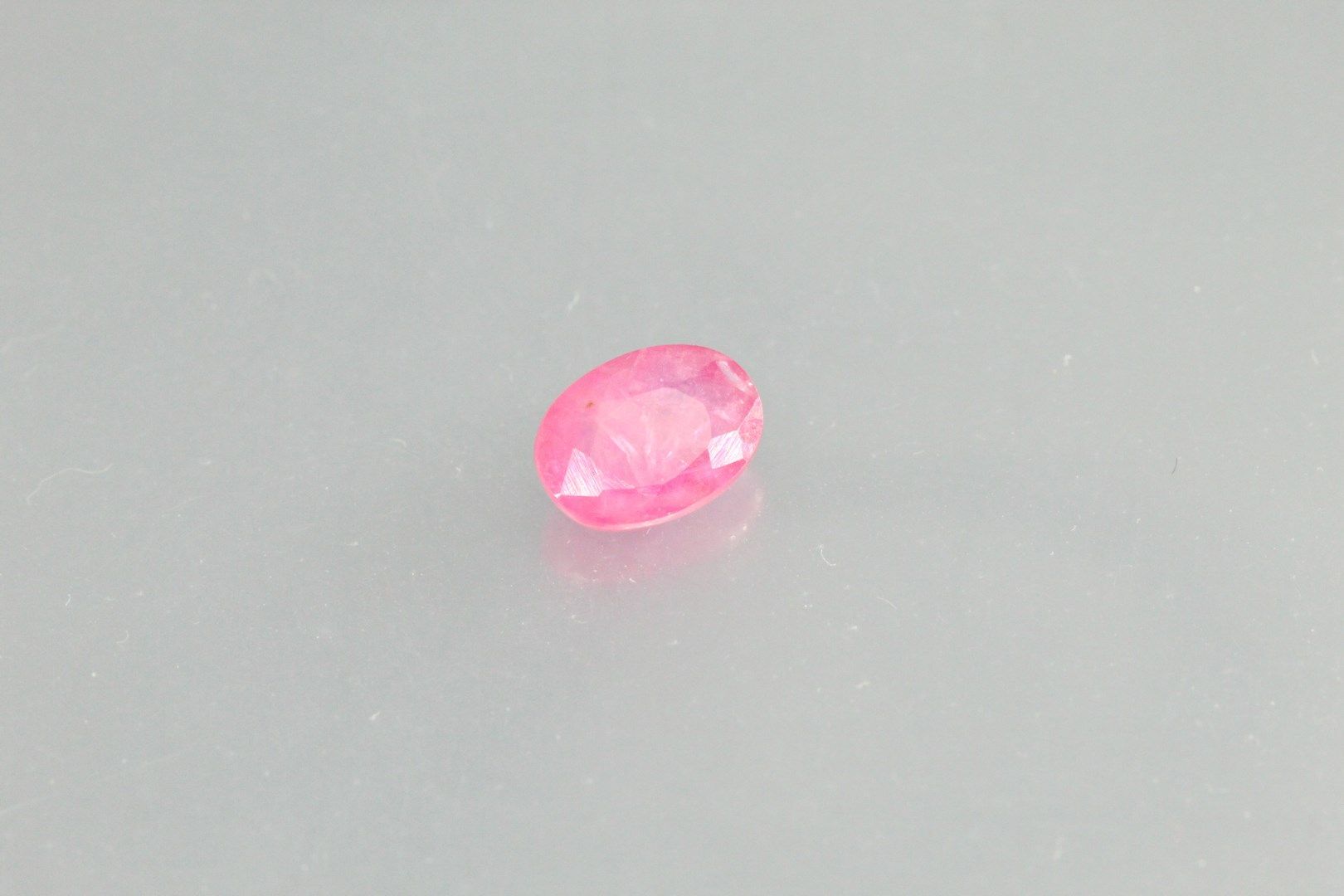 Null Zaffiro rosa ovale su carta.

Peso: 1,02 carati. 

Piani di separazione.