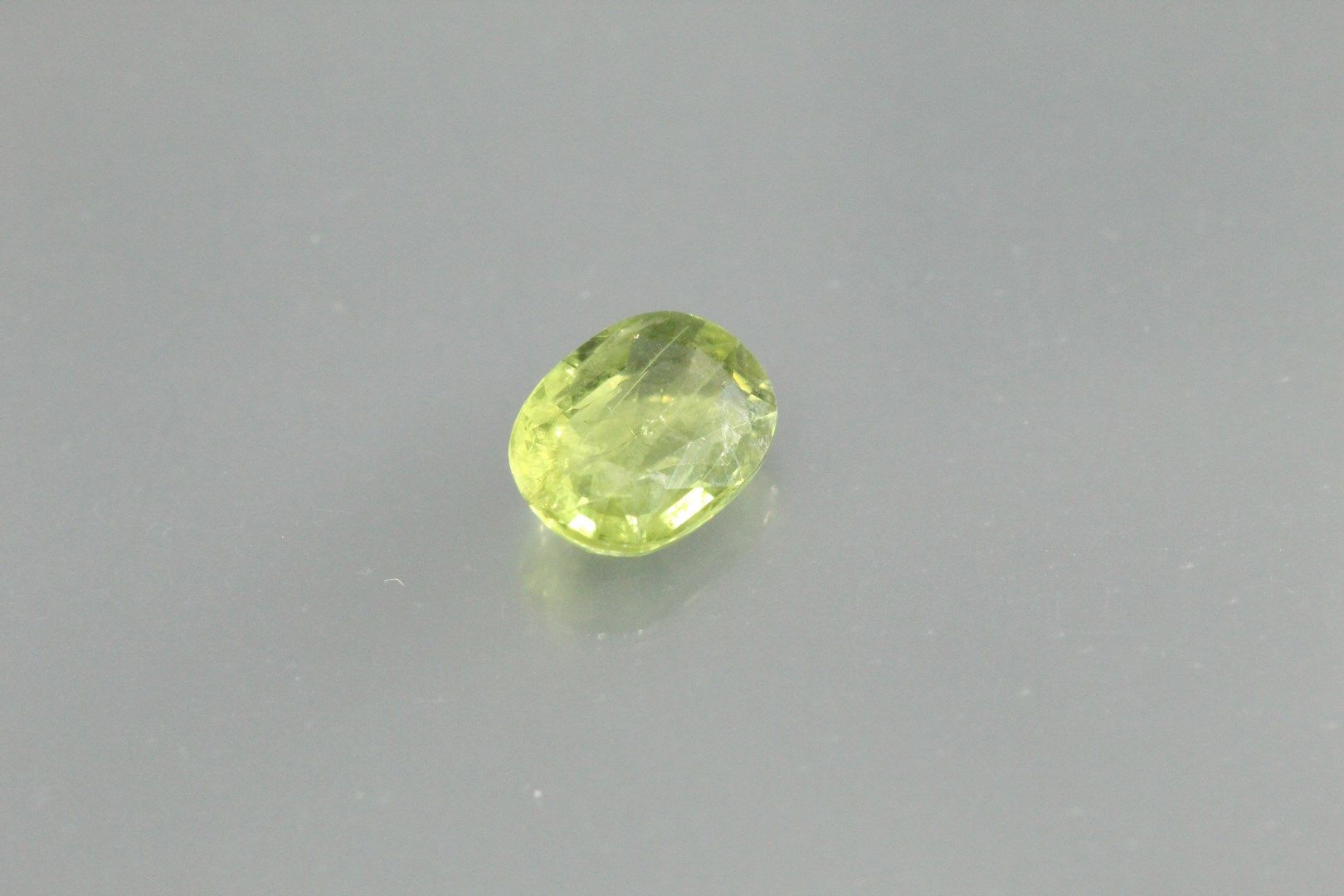 Null Ovaler grüner Saphir auf Papier.

Gewicht: 1, 03 ct.