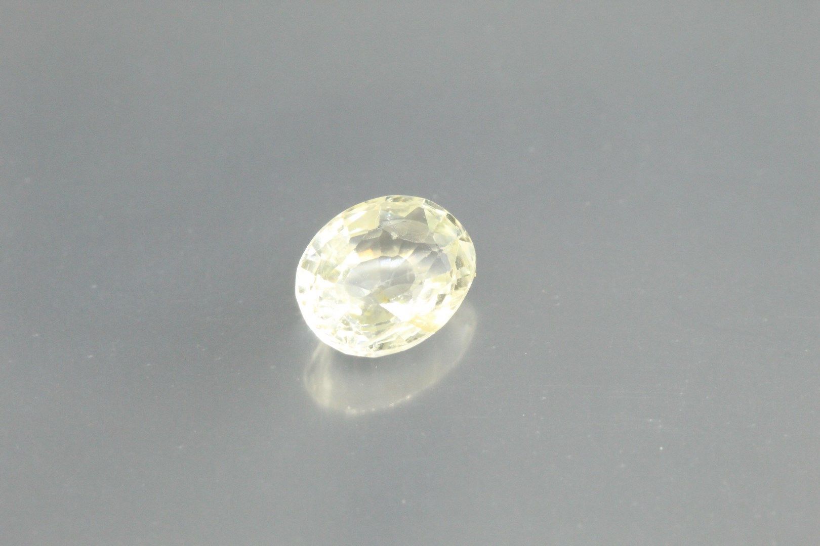 Null 无色/黄色的椭圆形蓝宝石，纸质。

附有GFCO证书，说明未加热的情况

Skri Lanka (Ceylon).

重量 : 1,49 cts.