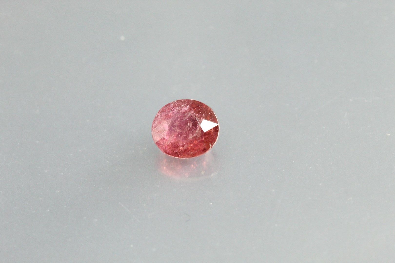 Null Tormalina ovale "rosa-violaceo" su carta.

Mozambico.

Peso: 1,12 carati.