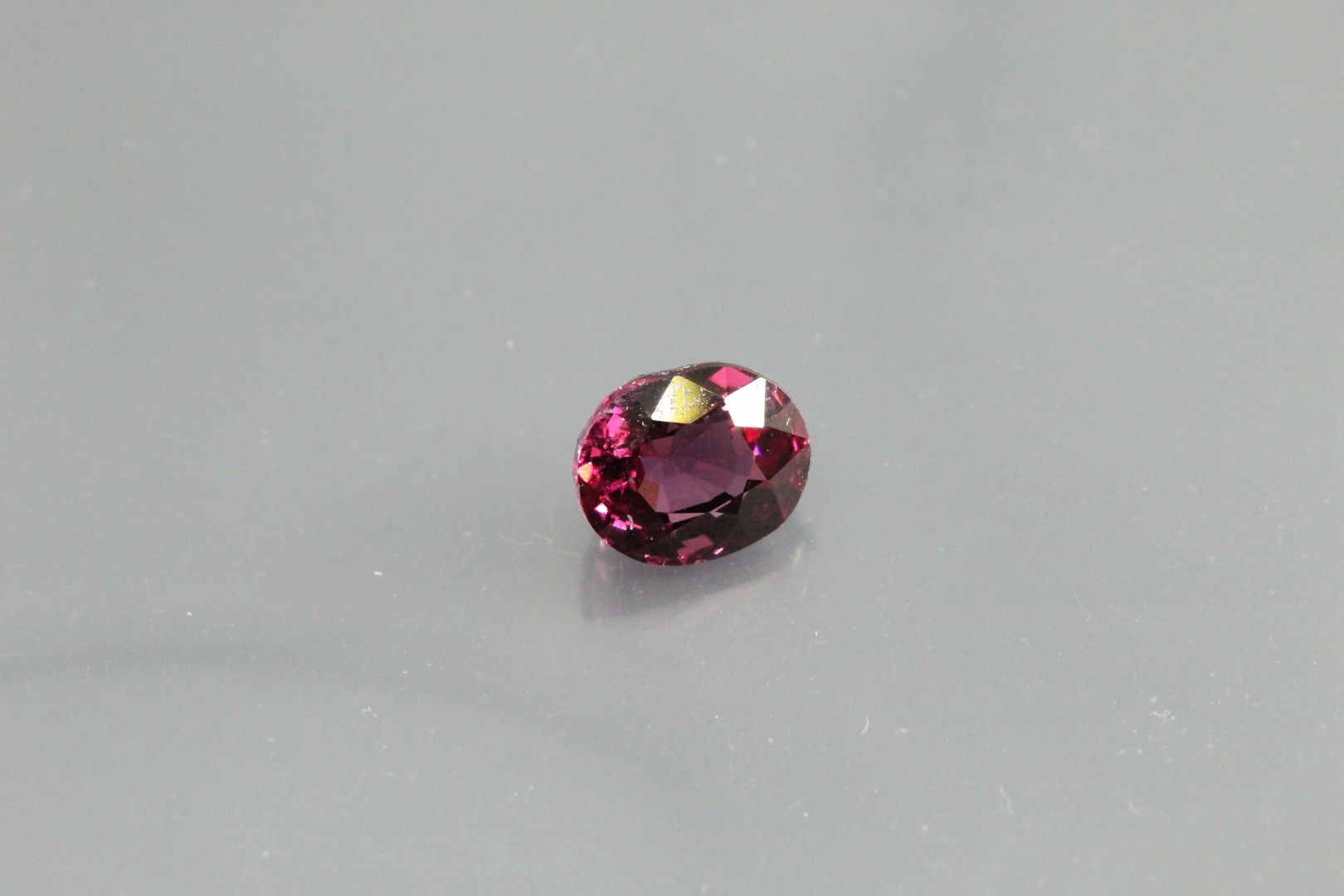 Null Oval pink/purple rhodolite garnet on paper.

Madagascar. 

Weight: 1, 56 ct&hellip;