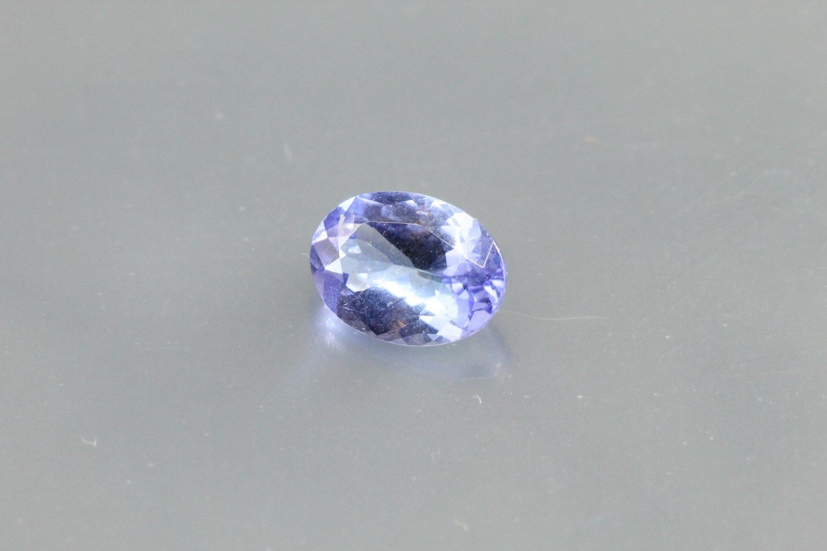 Null Oval Tanzanite on paper.

Weight : 1, 13 cts.