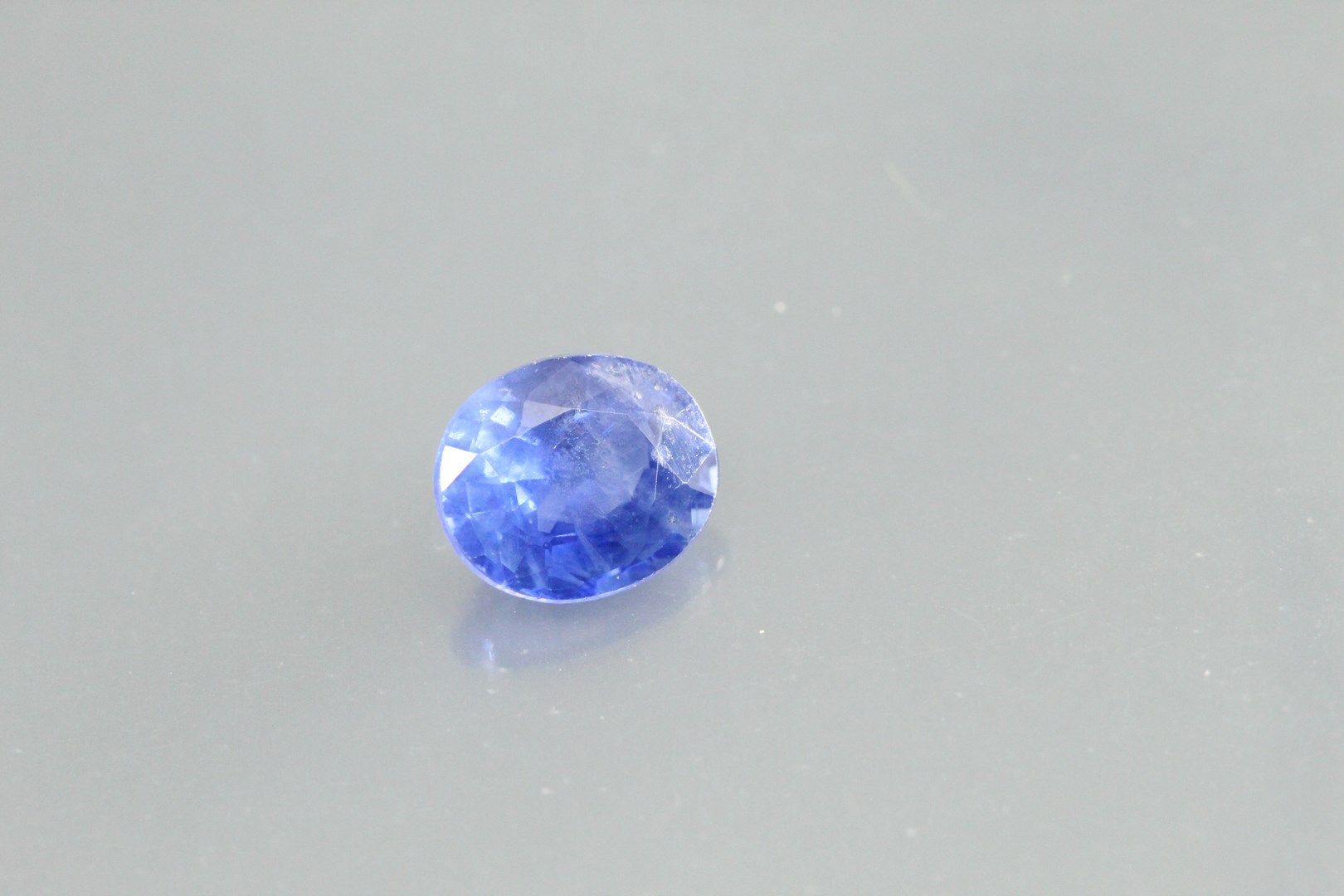 Null Ovaler blauer Saphir auf Papier.

Gewicht: 1, 22 ct.