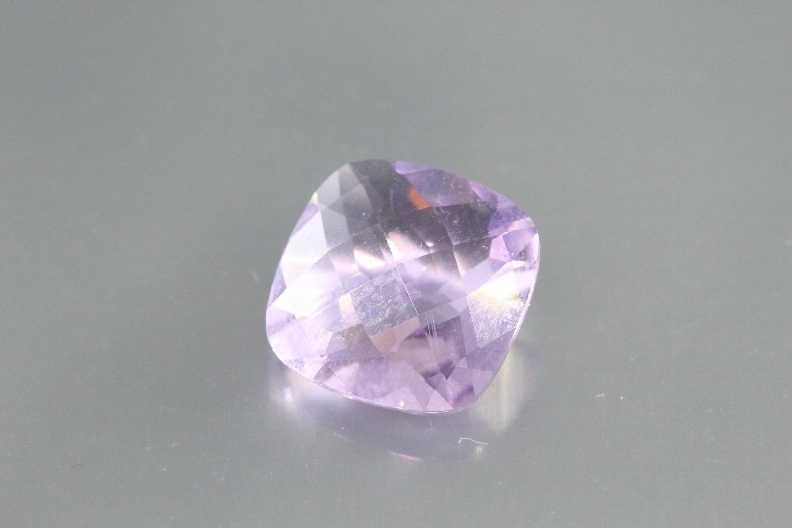 Null Amethyst faceted on paper.

Weight : 3, 09 cts.