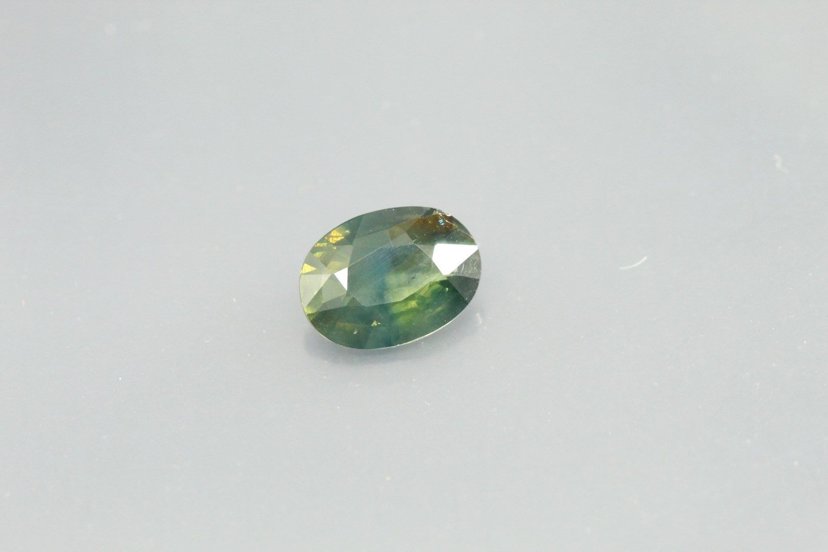 Null Green/blue sapphire (bluish green) oval on paper.

Heated.

Australia.

Wei&hellip;