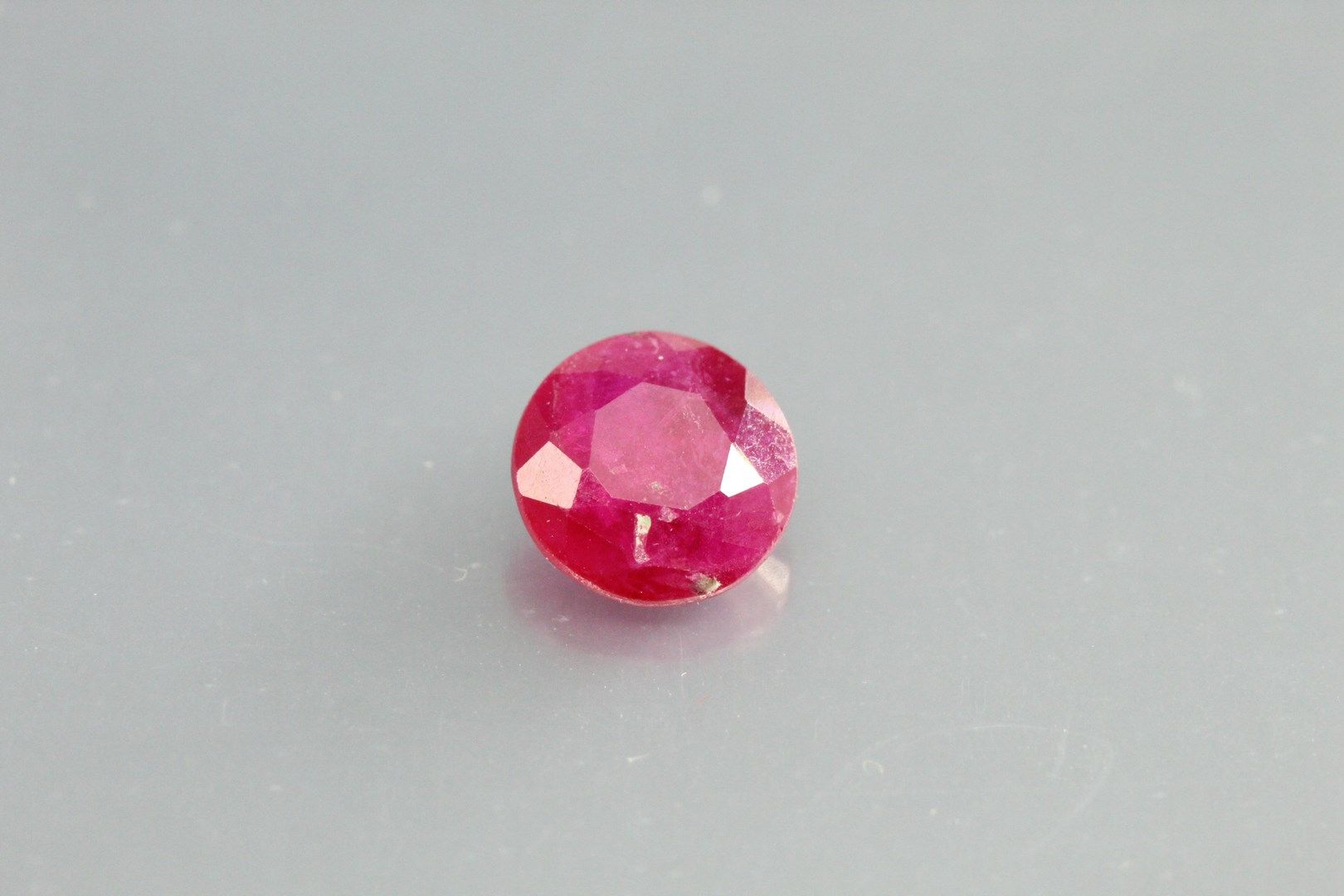 Null Round ruby on paper.

Weight : 0,98 ct. 

Scratches.