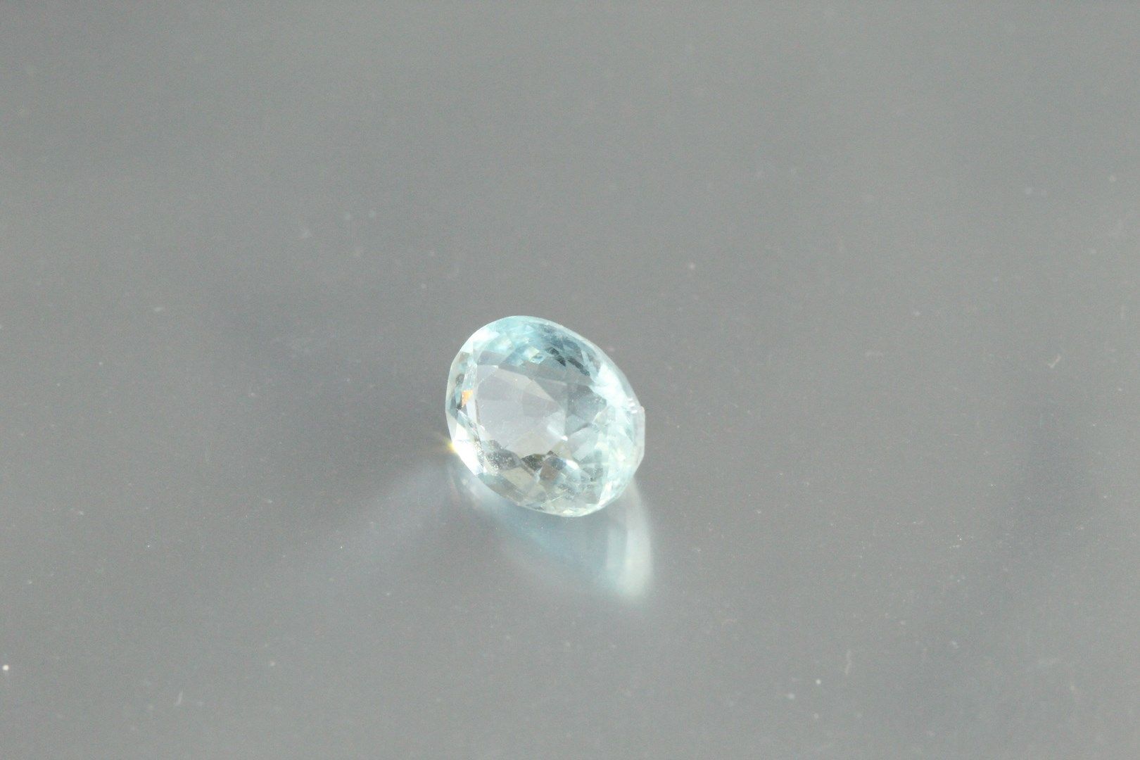 Null Oval aquamarine on paper.

Weight : 1, 61 cts.