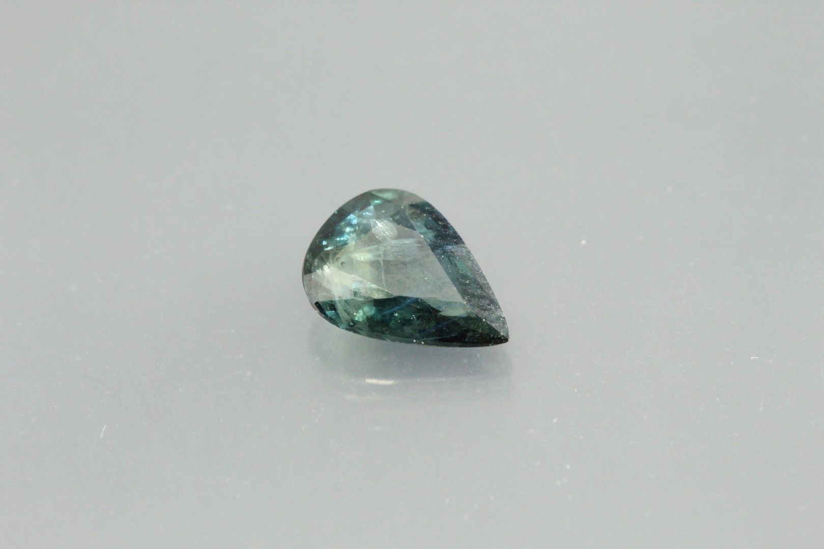 Null Birnenförmiger blau/grüner Saphir auf Papier.

Gewicht: 1, 35 ct. 

Abziehb&hellip;