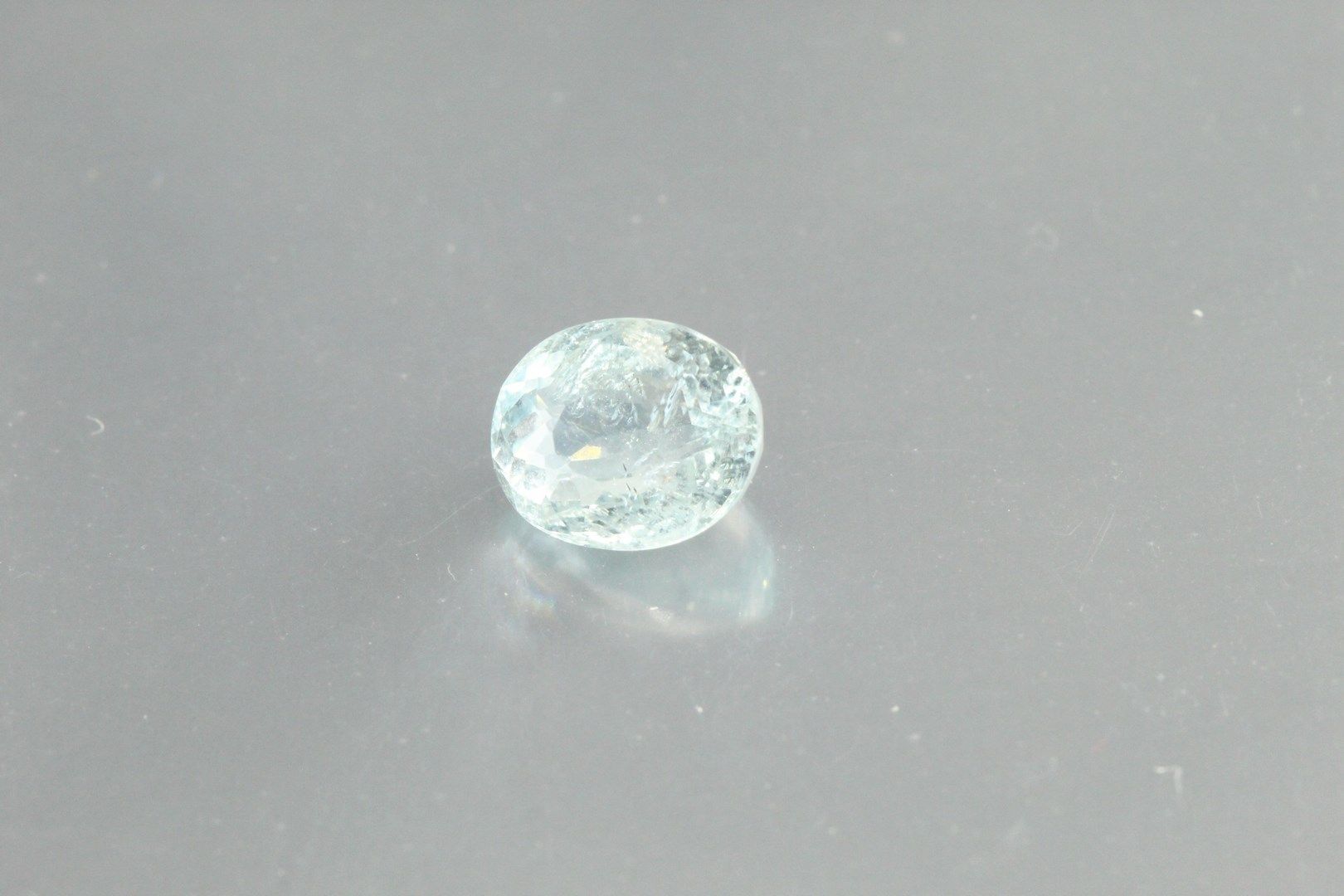 Null Oval aquamarine on paper.

Weight : 1, 73 cts.