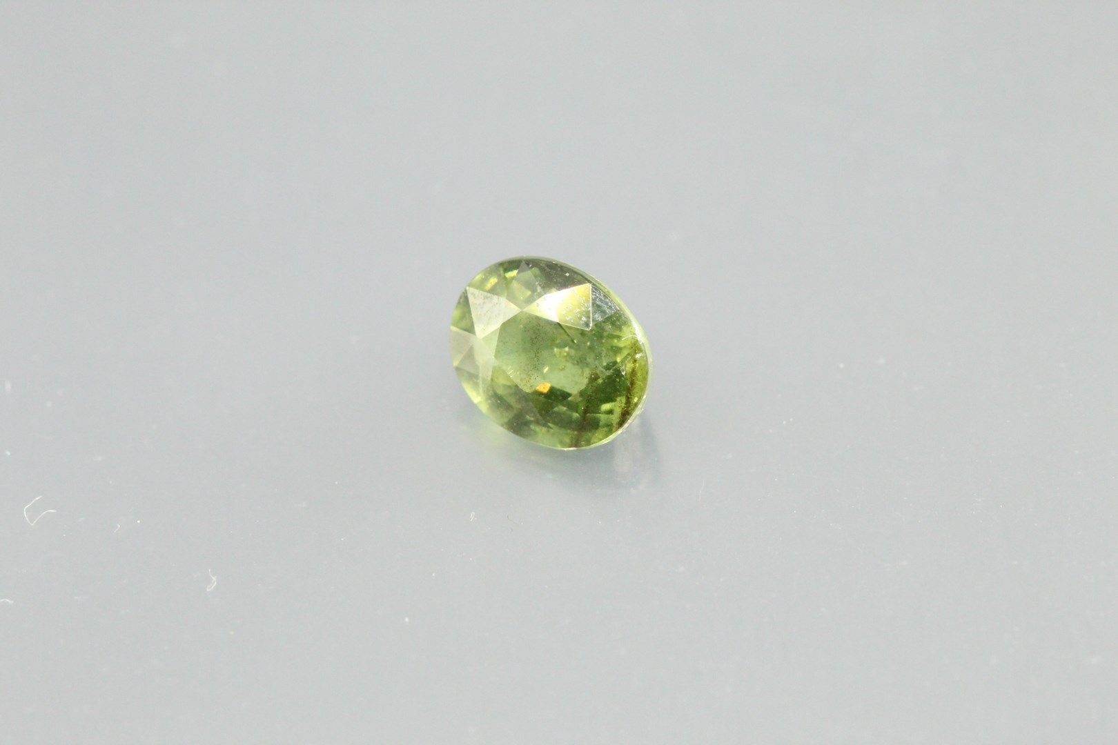 Null Green sapphire oval on paper. 

Weight : 1, 05 cts.