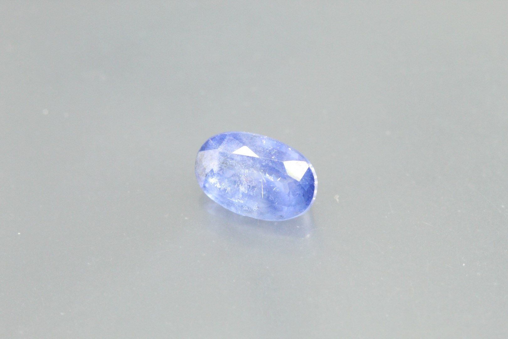 Null Ovaler blauer Saphir auf Papier.

Gewicht: 1, 40 ct.