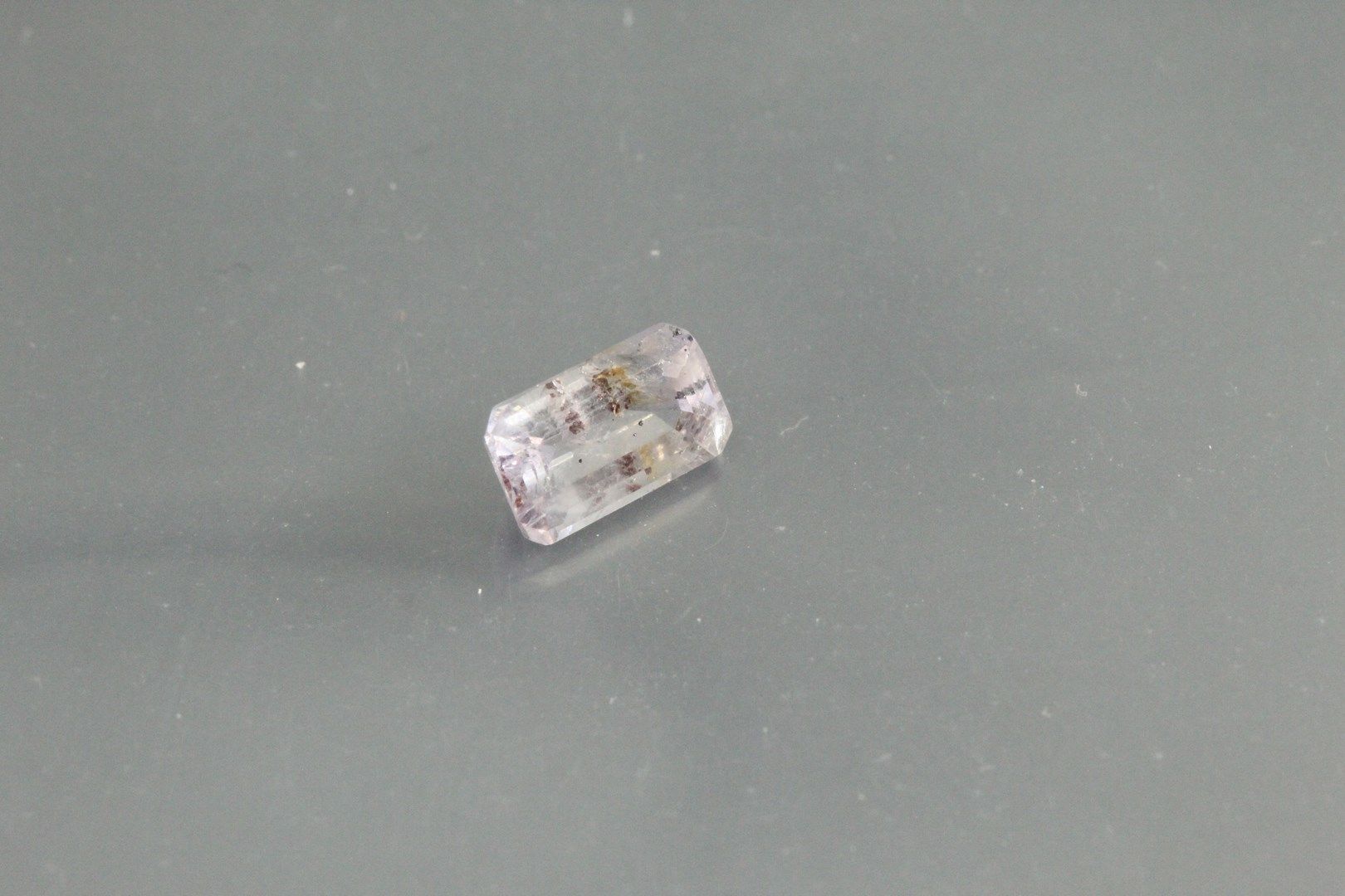 Null Violetter, achteckiger Saphir auf Papier.

Gewicht: 1, 30 ct. 

Einschlüsse&hellip;