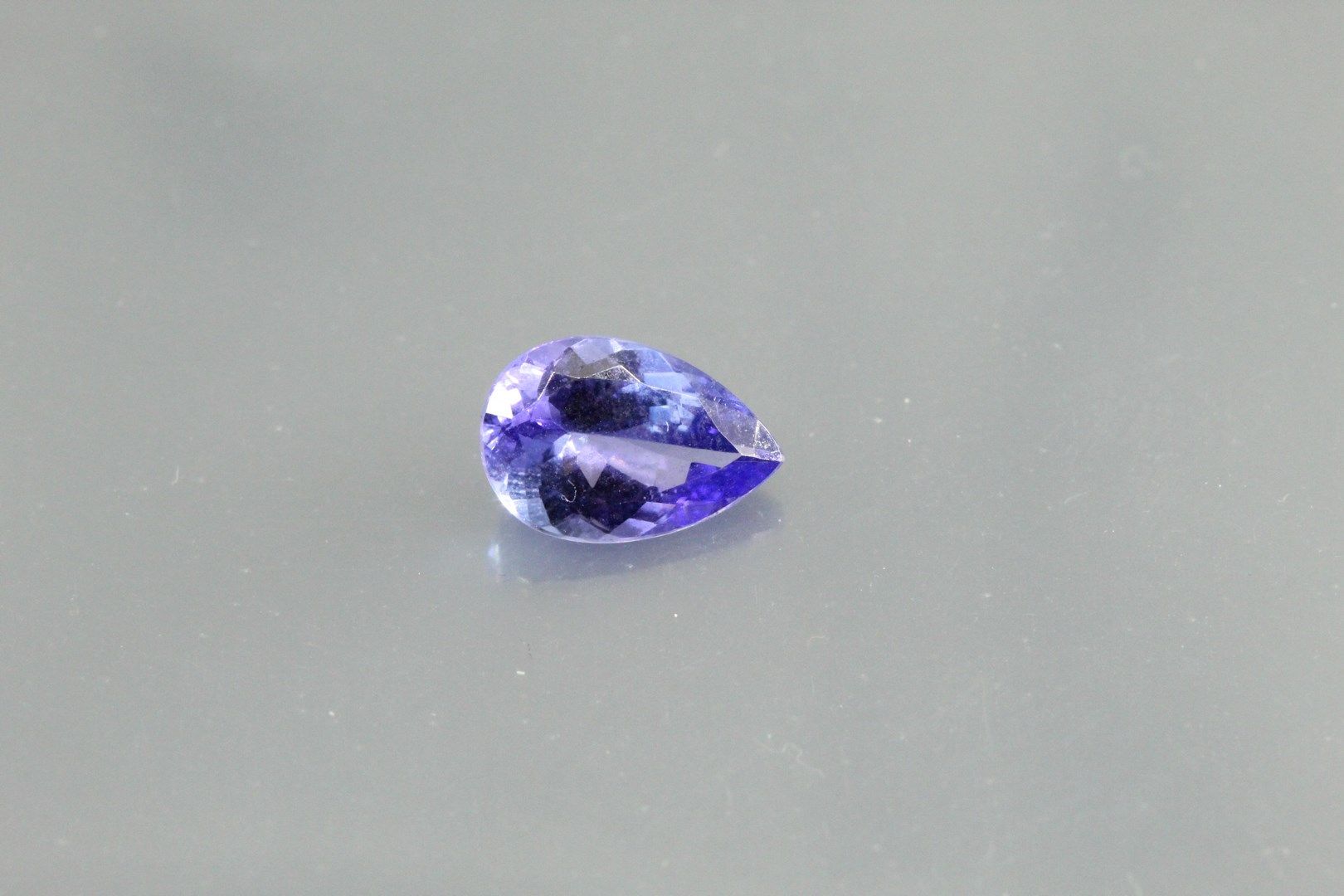 Null Tanzanite pear on paper.

Weight : 1, 38 cts.