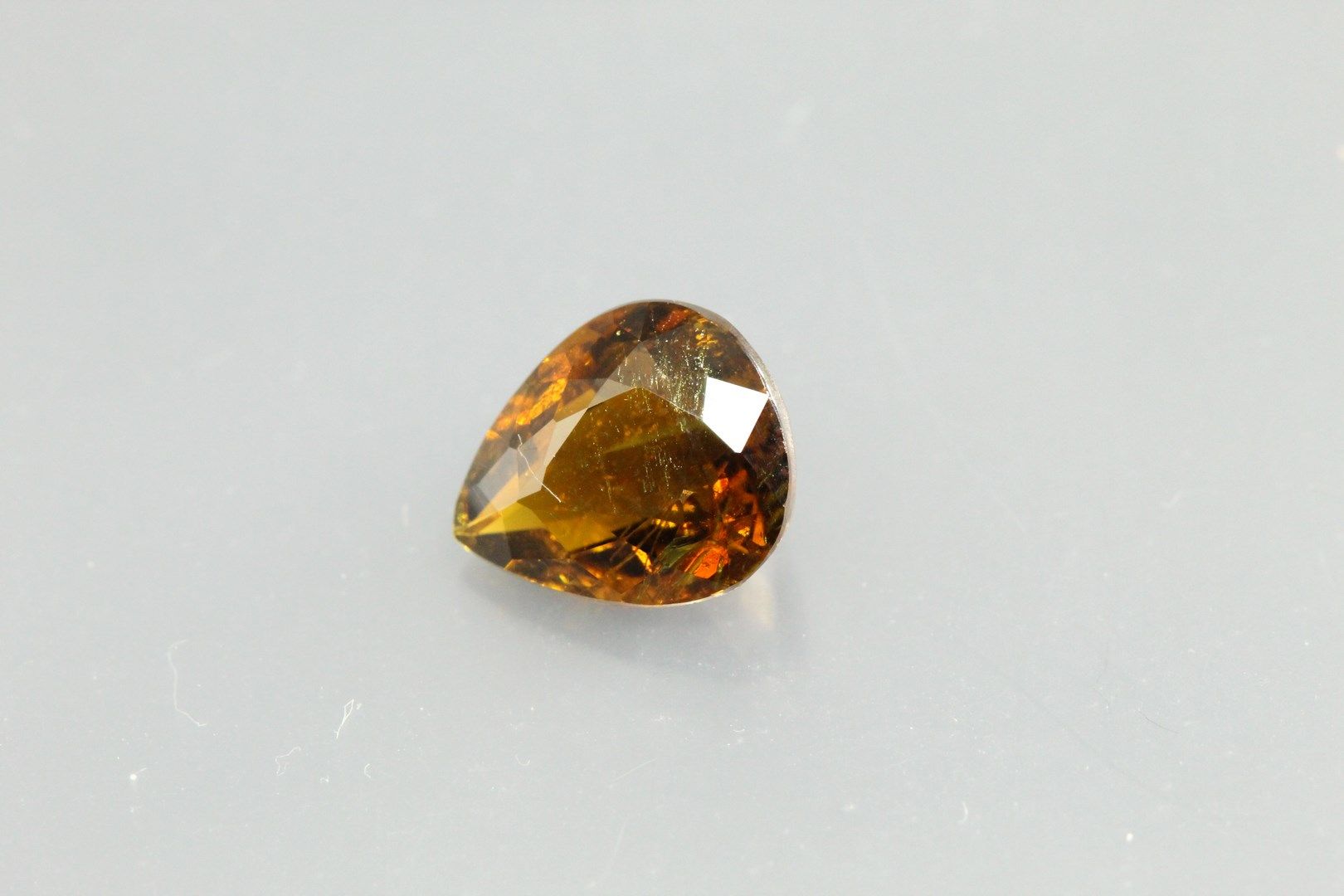 Null Yellow sapphire/green pear on paper.

Weight : 1, 95 cts.

Plans of detachm&hellip;